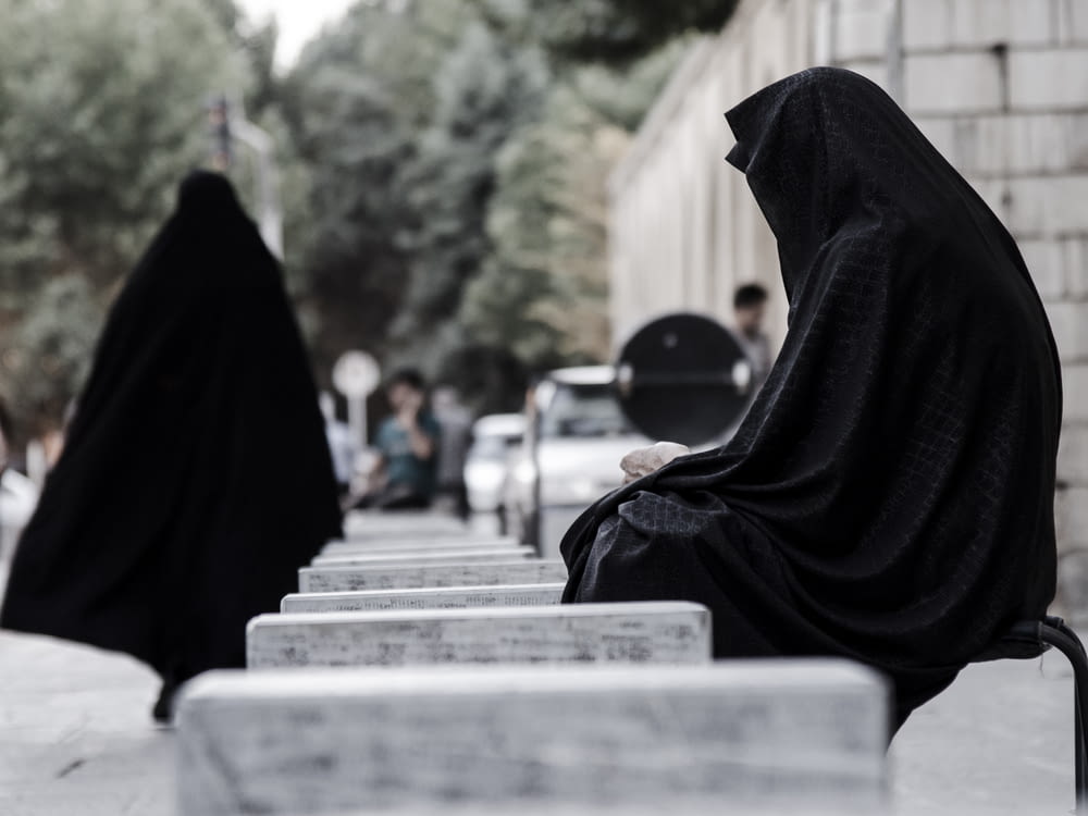 Mujer con niqab negro durante el día