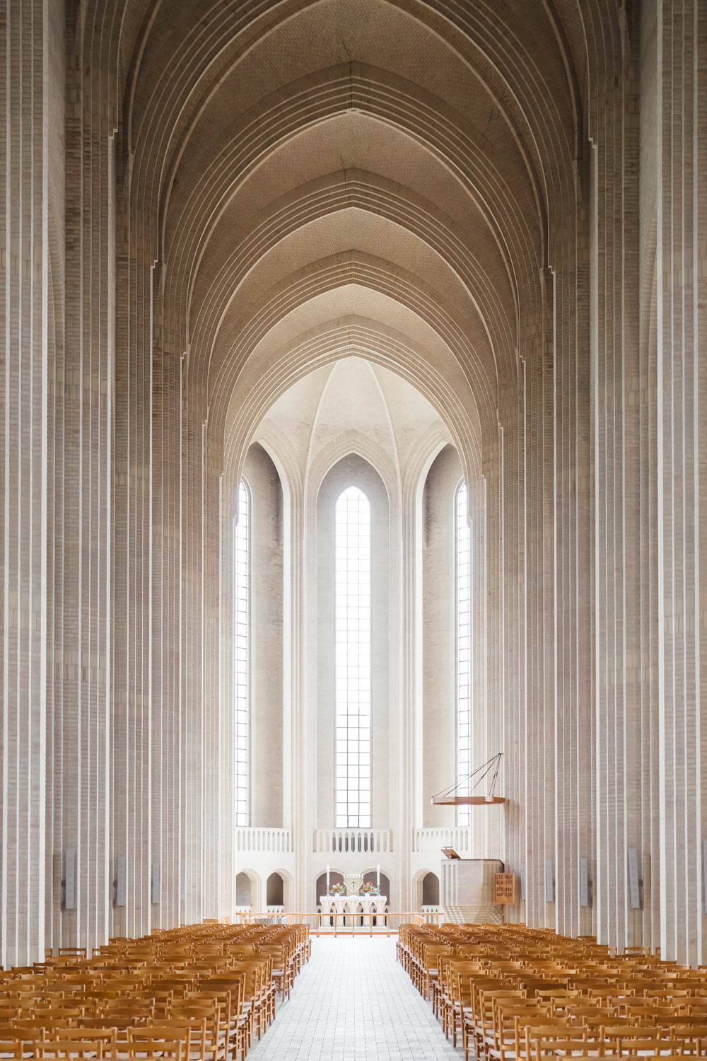 Interior vacío de la catedral