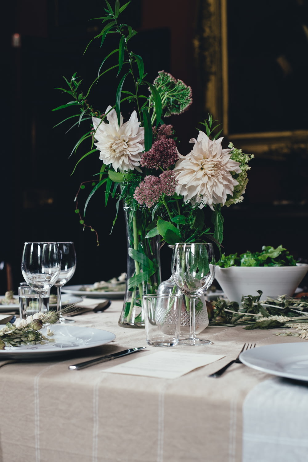흰색 테이블에 흰색과 갈색 꽃