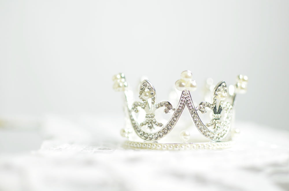 銀色の王冠の浅い写真