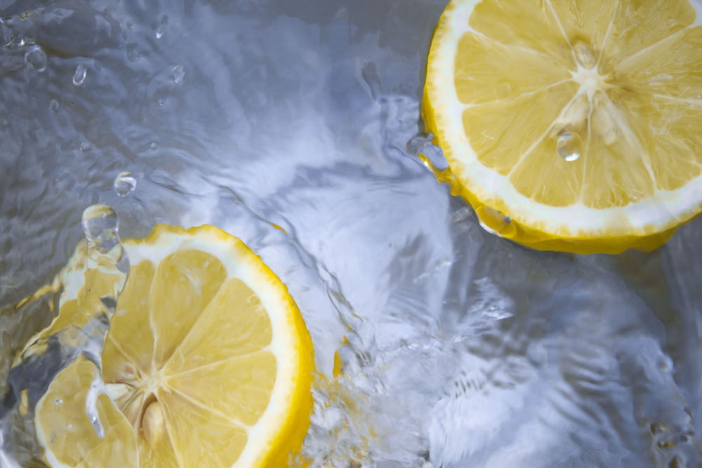 Fotografía de primer plano de limones en rodajas