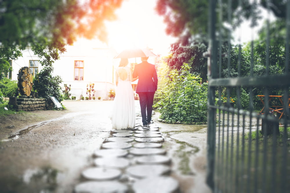 sposa e sposo che camminano sul sentiero