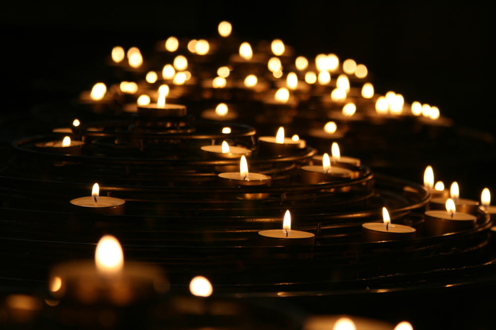 Foto de ángulo bajo de velas encendidas