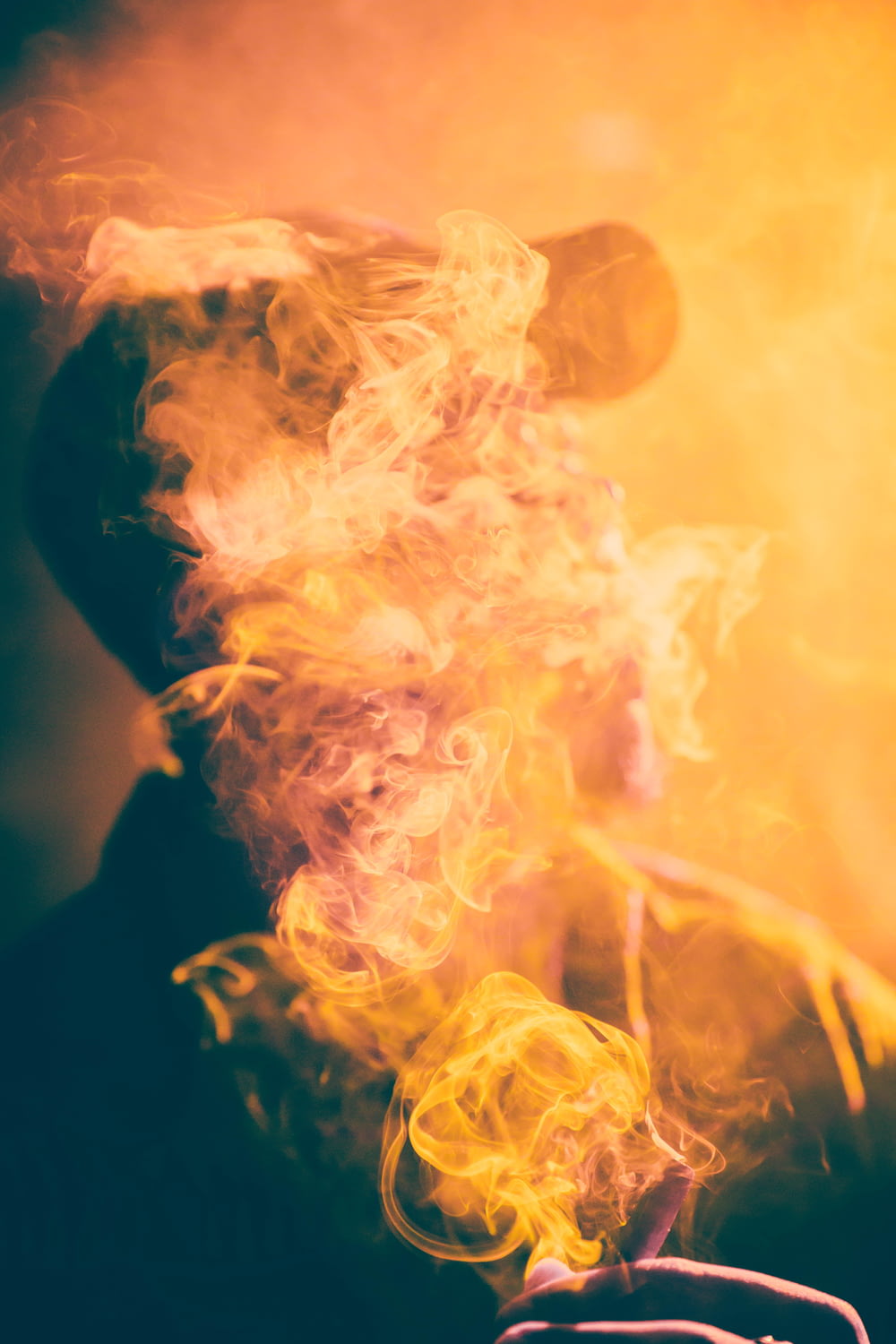 葉巻の煙に覆われた男のマクロ写真