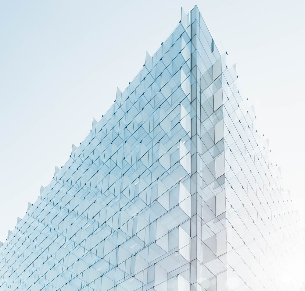 Glasgebäude unter strahlend blauem Himmel