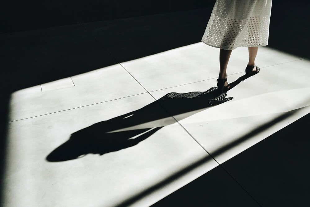 mulher que caminha com sombra