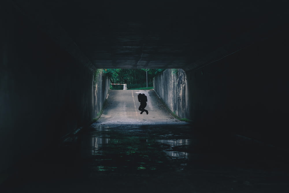 silhouette de personne à l’intérieur du tunnel