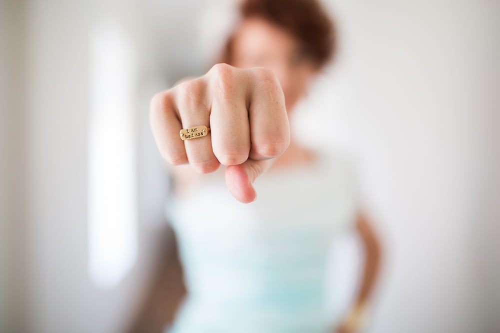 Frau mit goldfarbenem Ring