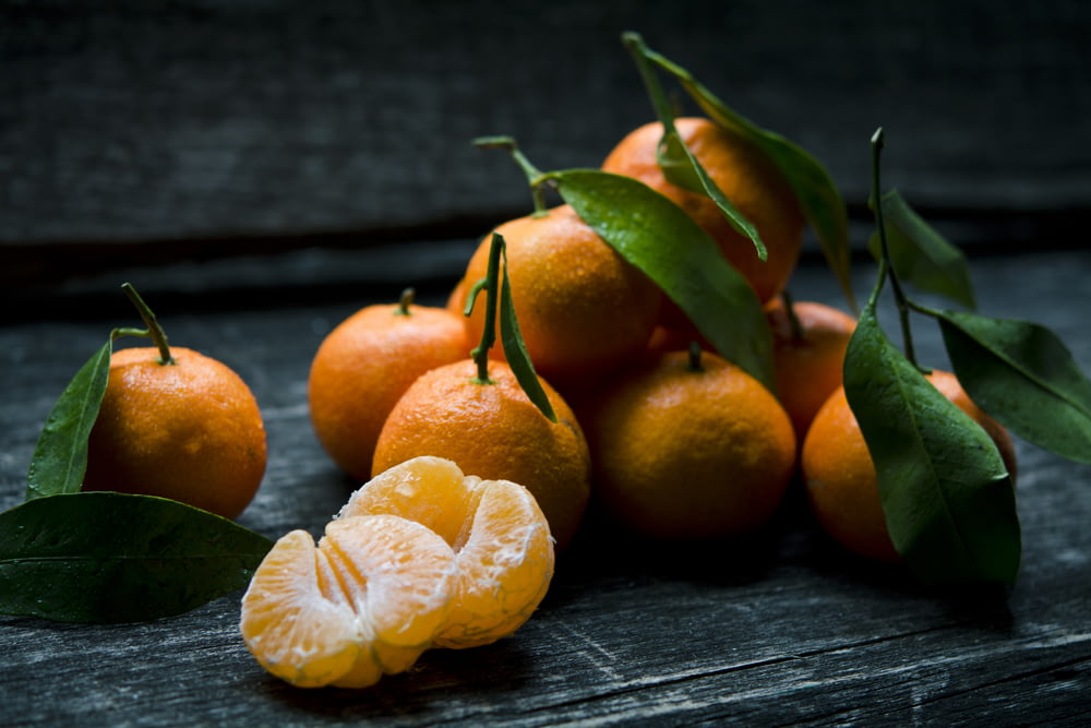naranjas encima de una mesa de madera gris