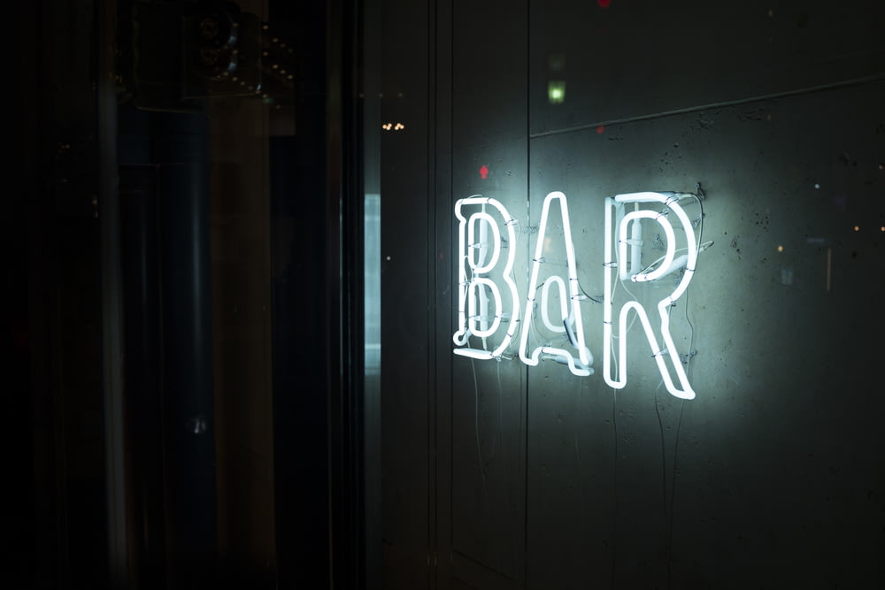 Foto von einschaltbarer weißer Bar-Leuchtreklame