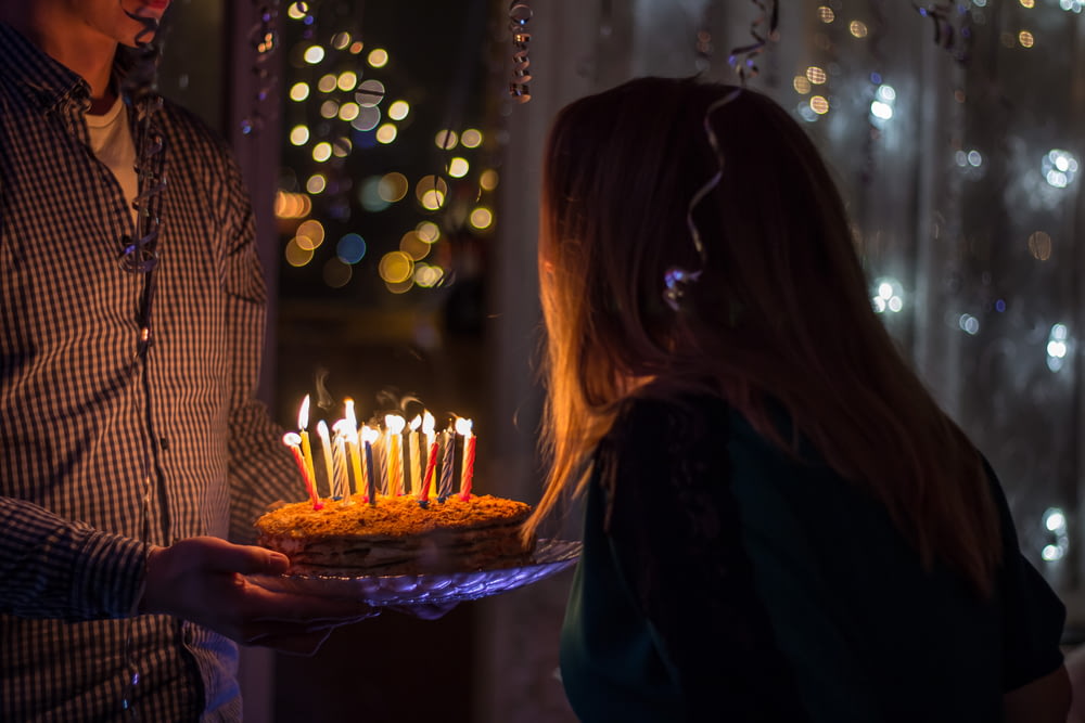 생일 촛불을 불려고 생일 출산 사진