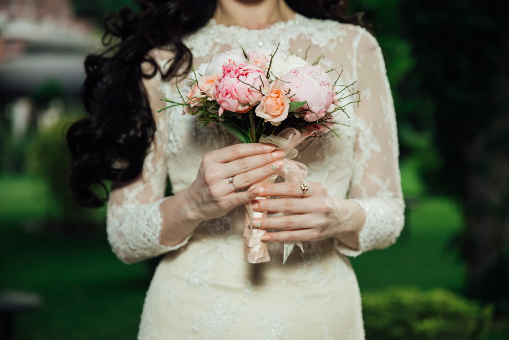 mujer con vestido de novia de manga larga de encaje blanco