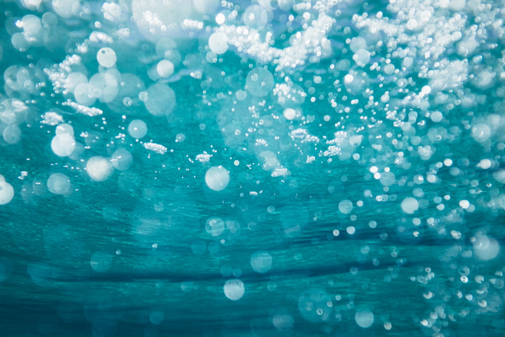 Fotografía submarina de burbujas de agua