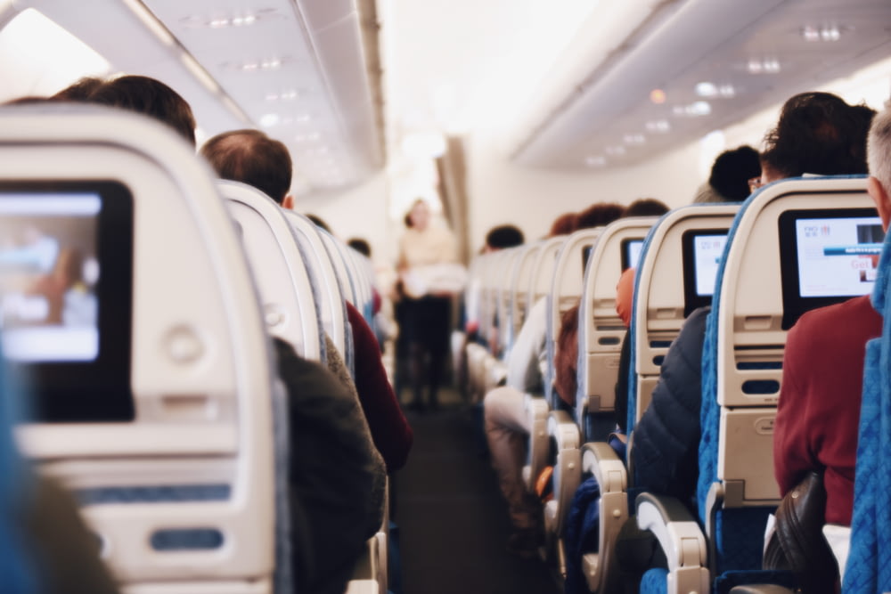 Flachfokusfotografie von Personen im Inneren eines Passagierflugzeugs