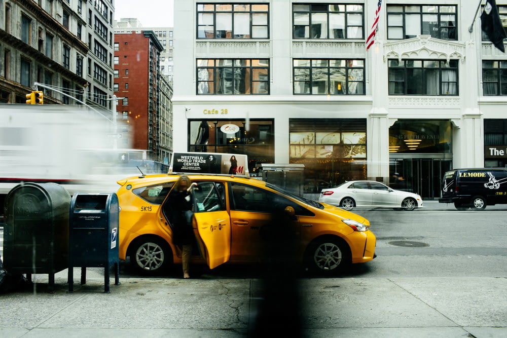 Mujer entrando en un coche amarillo