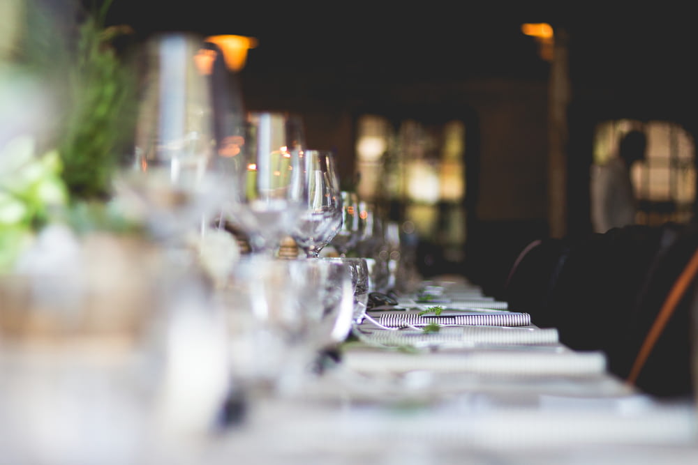 foto focada de taças de vinho alinhadas na mesa