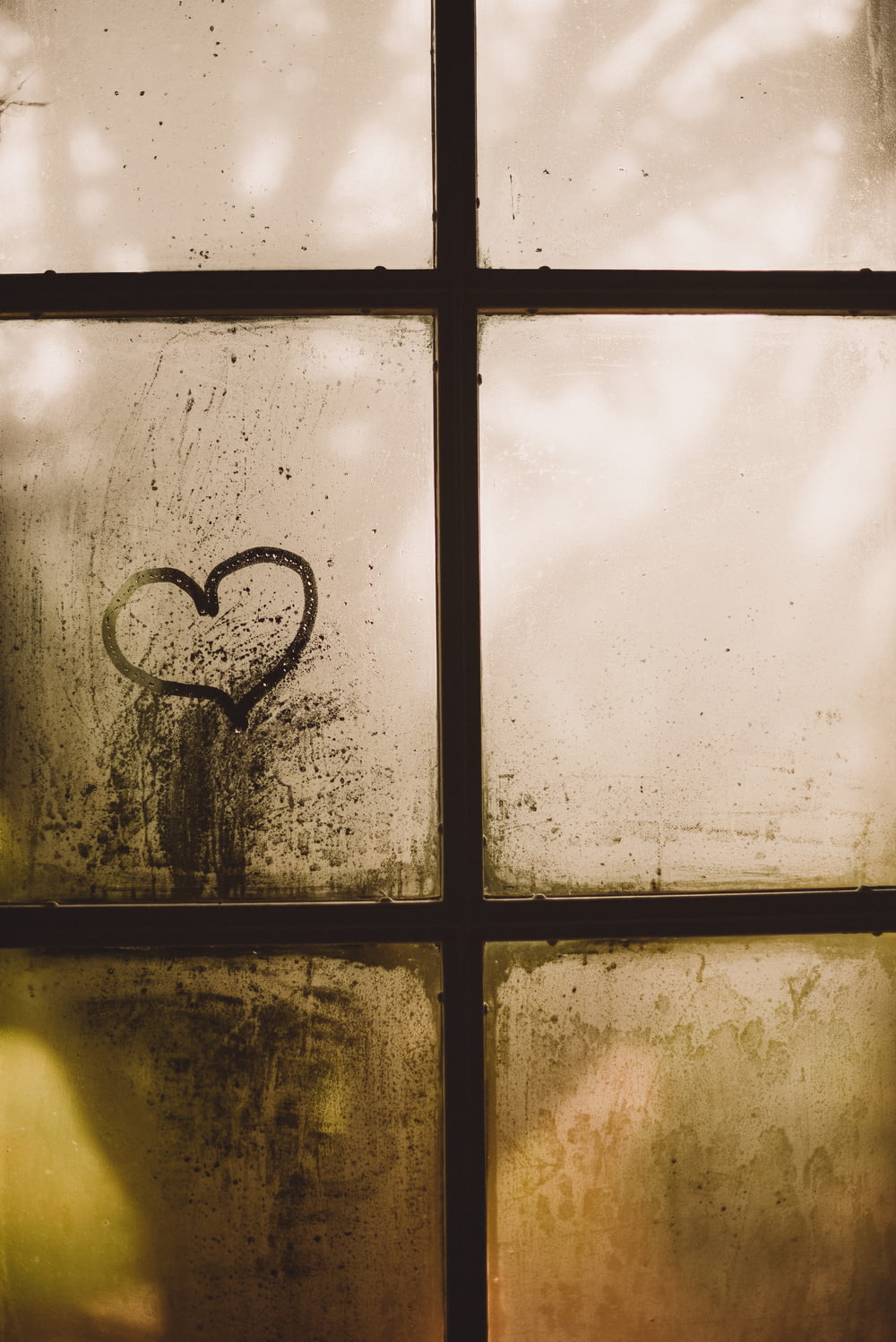 janela de vidro emoldurada preta com desenho do coração
