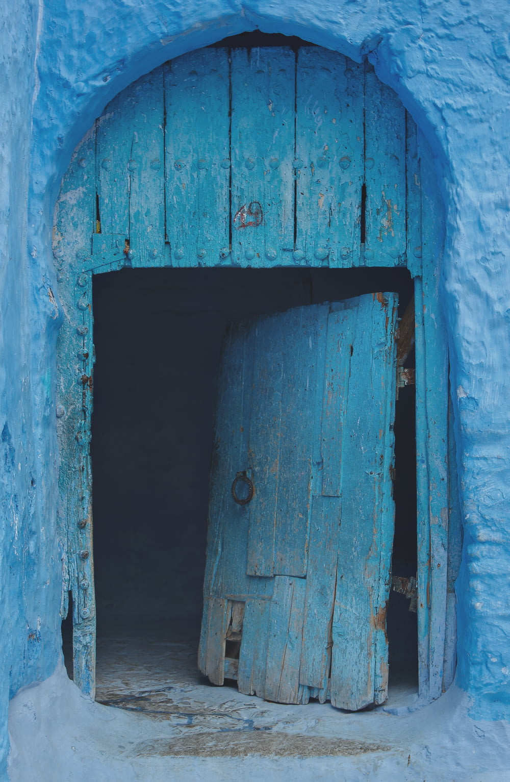 青い木製のドアを開けた