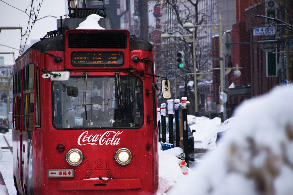 雪の中の赤いコカ・コーラの路面電車