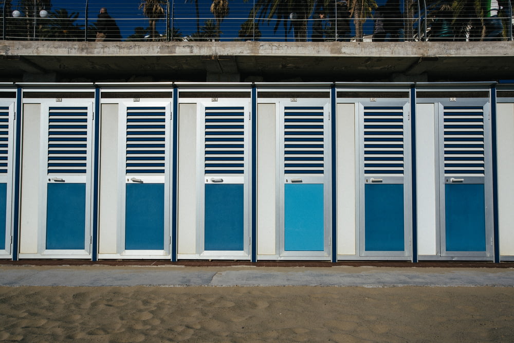 portas fechadas prateadas e azulejadas