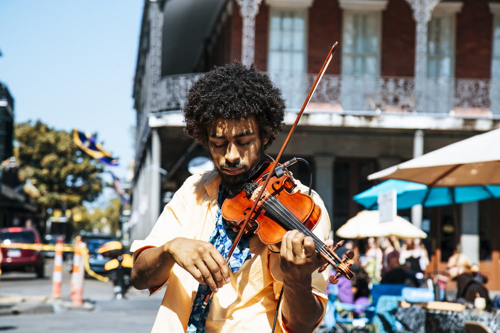 Un hombre tocando el violín o el violín en las calles de Nueva Orleans en el Barrio Francés