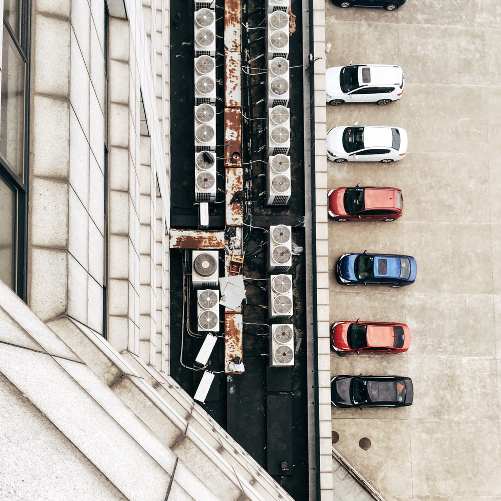 Luftbild von Luftkondensatoren und Autos