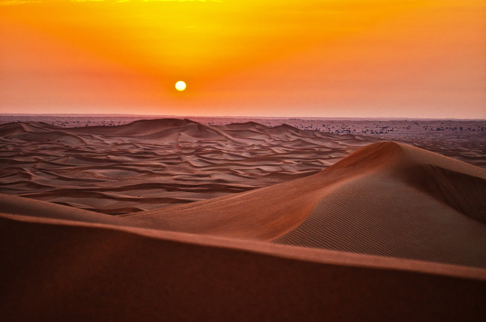 Dunes de sable au coucher du soleil