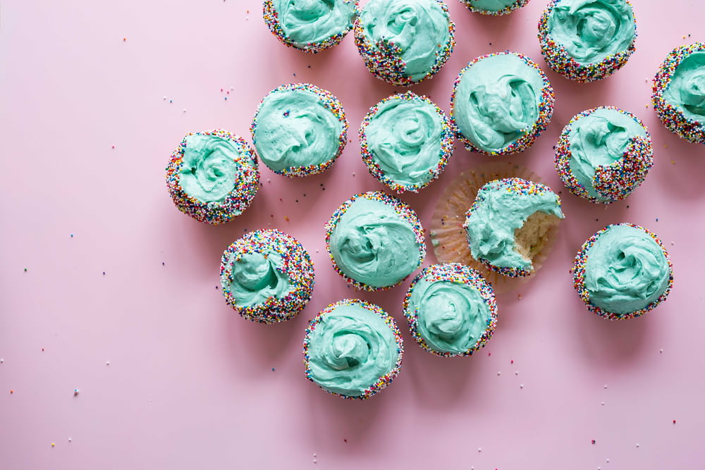 Cupcake mit blaugrüner Glasur