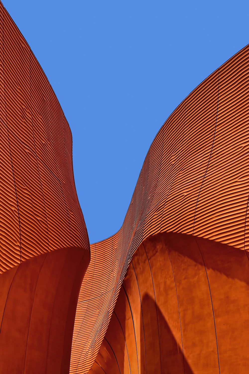 갈색 물결 모양의 구조의 미니멀리스트 사진