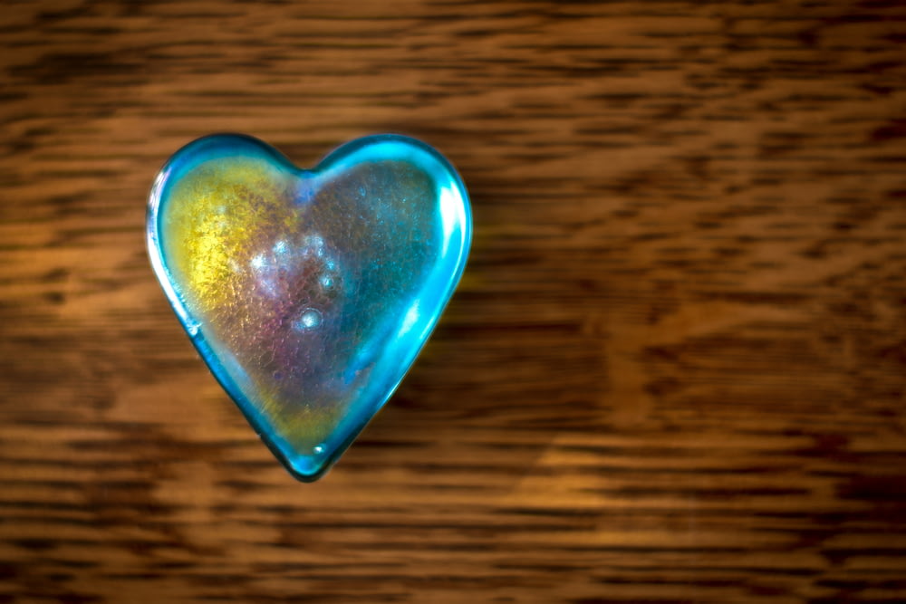 Boîtier en forme de cœur en verre turquoise