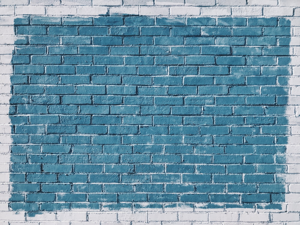 파란색으로 칠해진 회색 콘크리트 벽돌