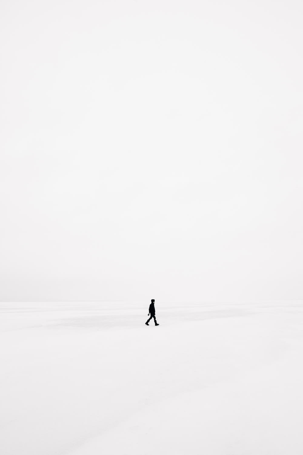 Person, die auf einem Schneefeld spazieren geht
