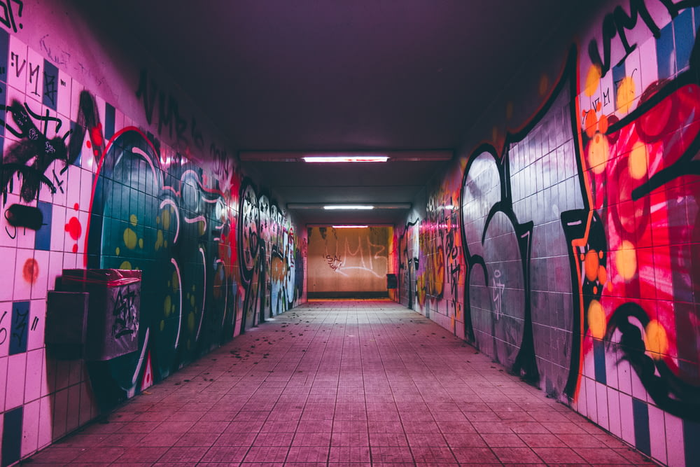 Leerer Tunnelweg mit Graffiti-Wänden