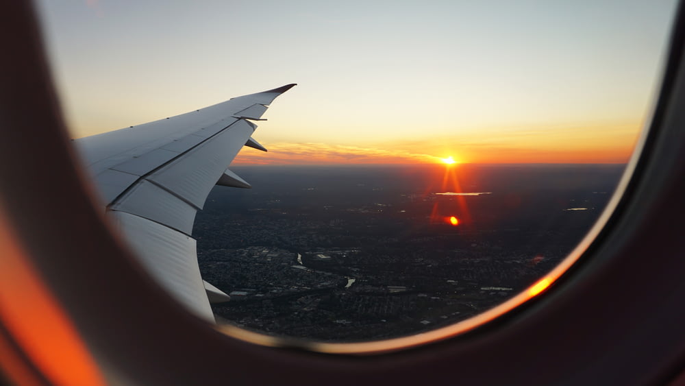 Vista da janela dos aviões do céu durante a hora dourada