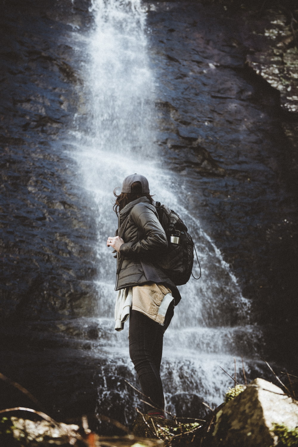 Persona de pie junto a cascadas