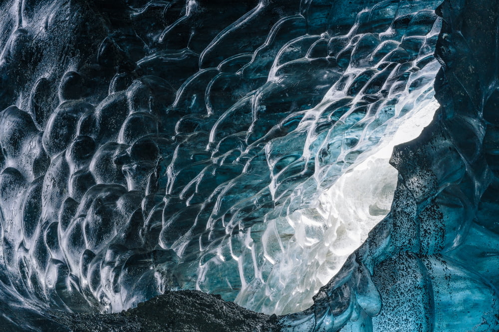 une grande grotte de glace avec de l’eau qui coule le long