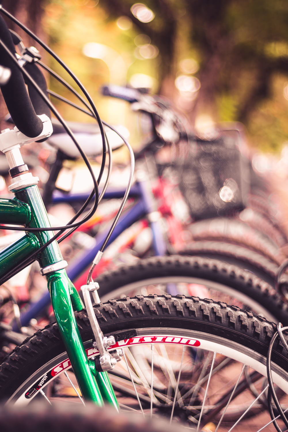 緑と銀色の自転車の浅い焦点写真