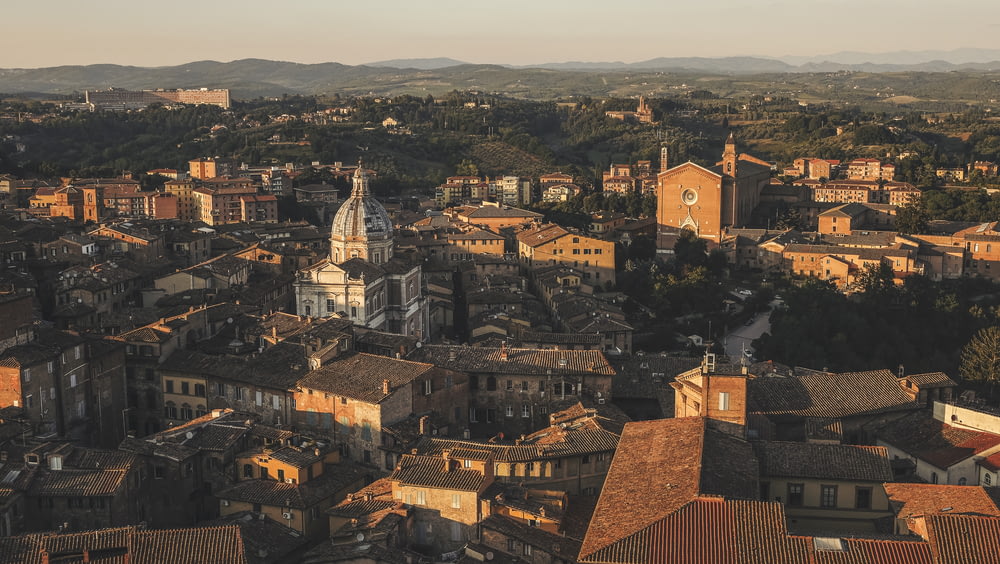 イタリア・シエナのドローンによる美しい空撮。魅力的な古い建物が西ヨーロッパの建築を展示しています。