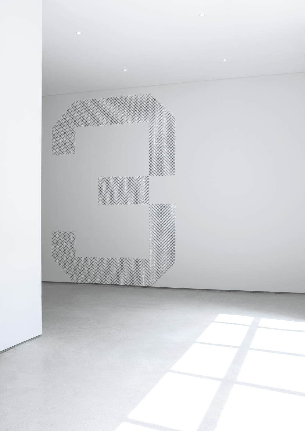 foto da parede de concreto branco dentro do quarto