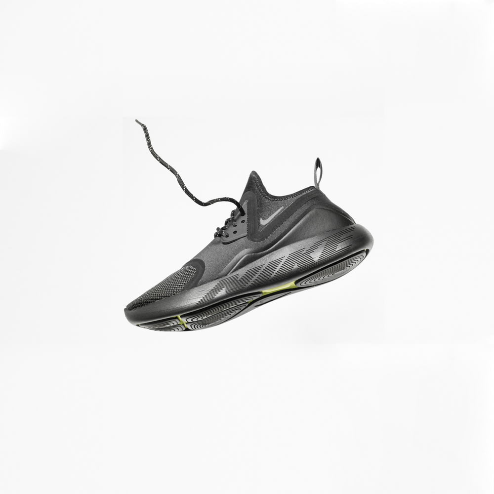 chaussures de running Nike grises non appairées