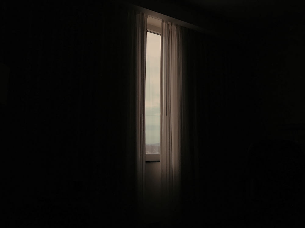 rideau blanc sur la fenêtre