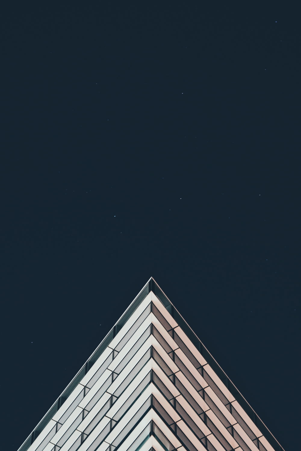 edifício branco sob estrelas