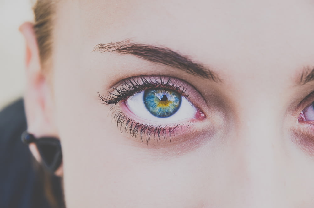 fotografia close up do olho direito da mulher