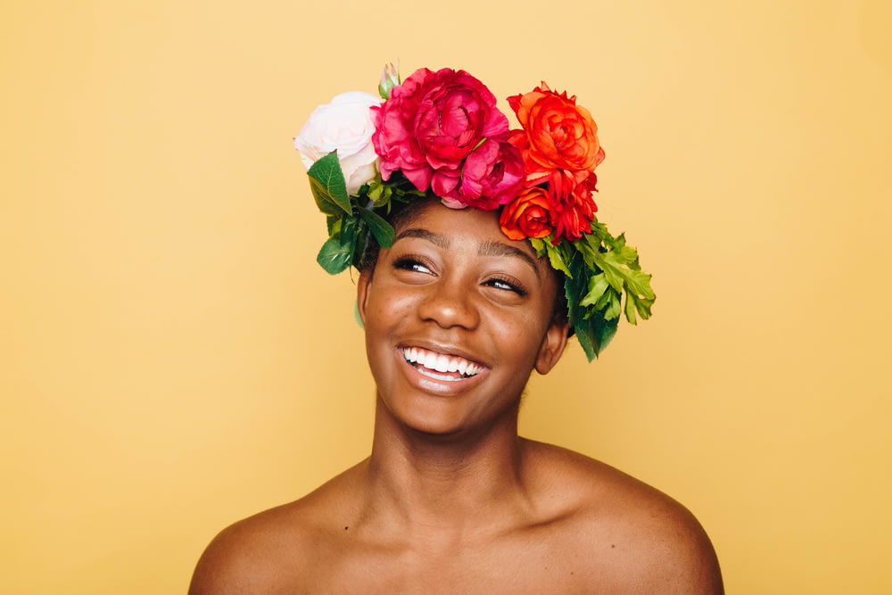 花の冠をかぶって微笑む女性