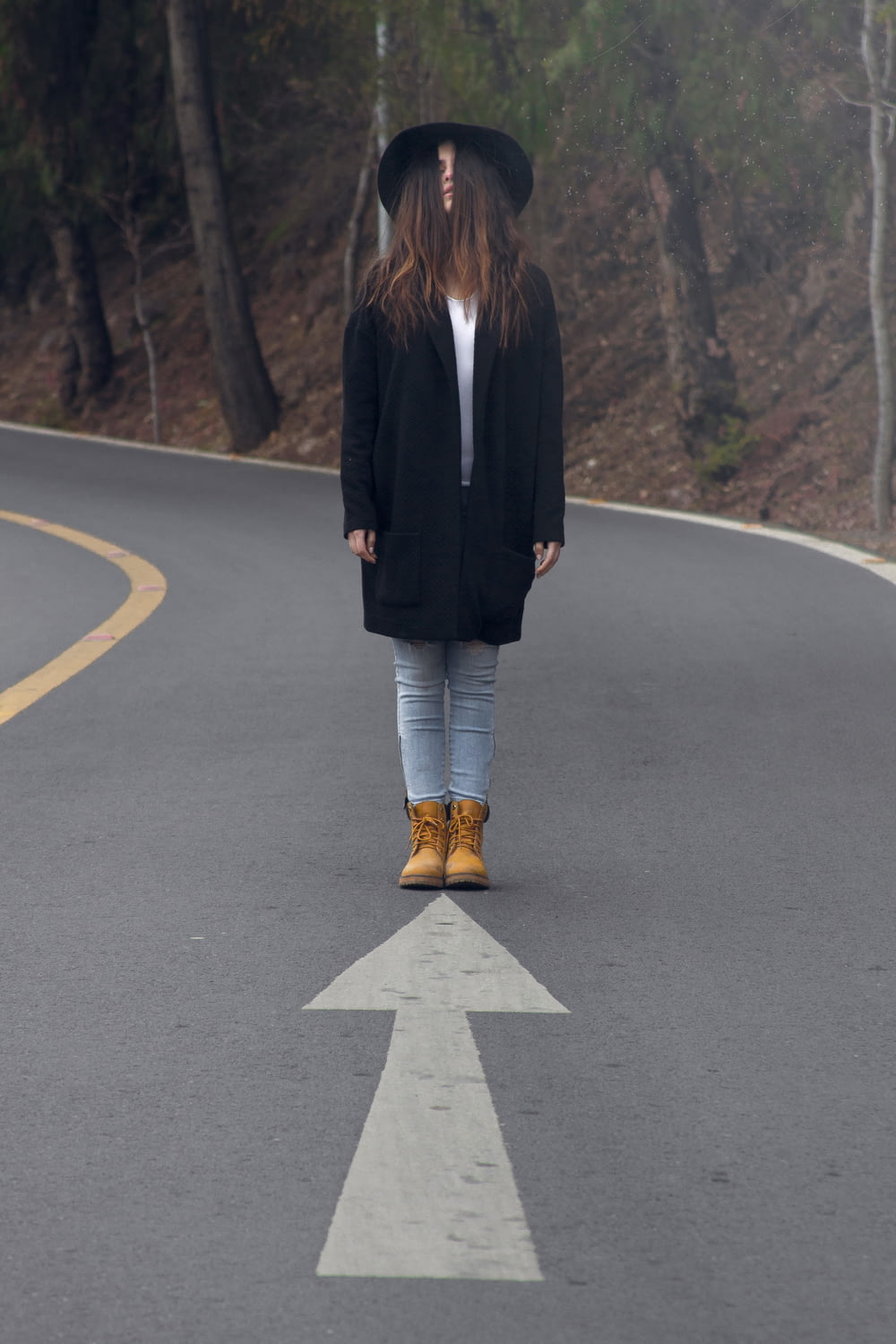 donna in piedi sulla strada asfaltata