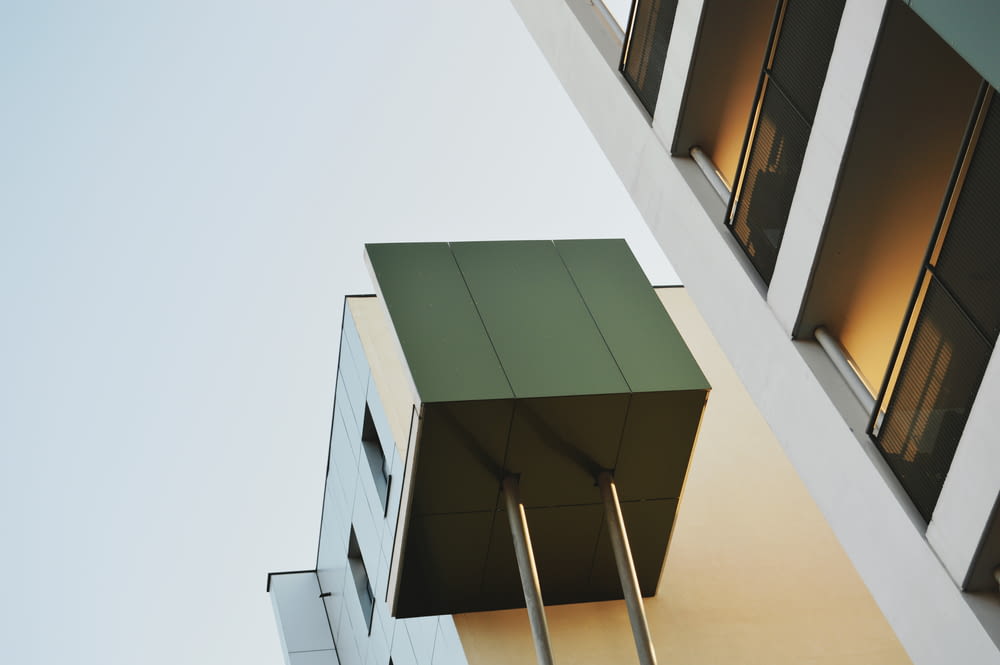 창문과 녹색 지붕이 있는 고층 건물
