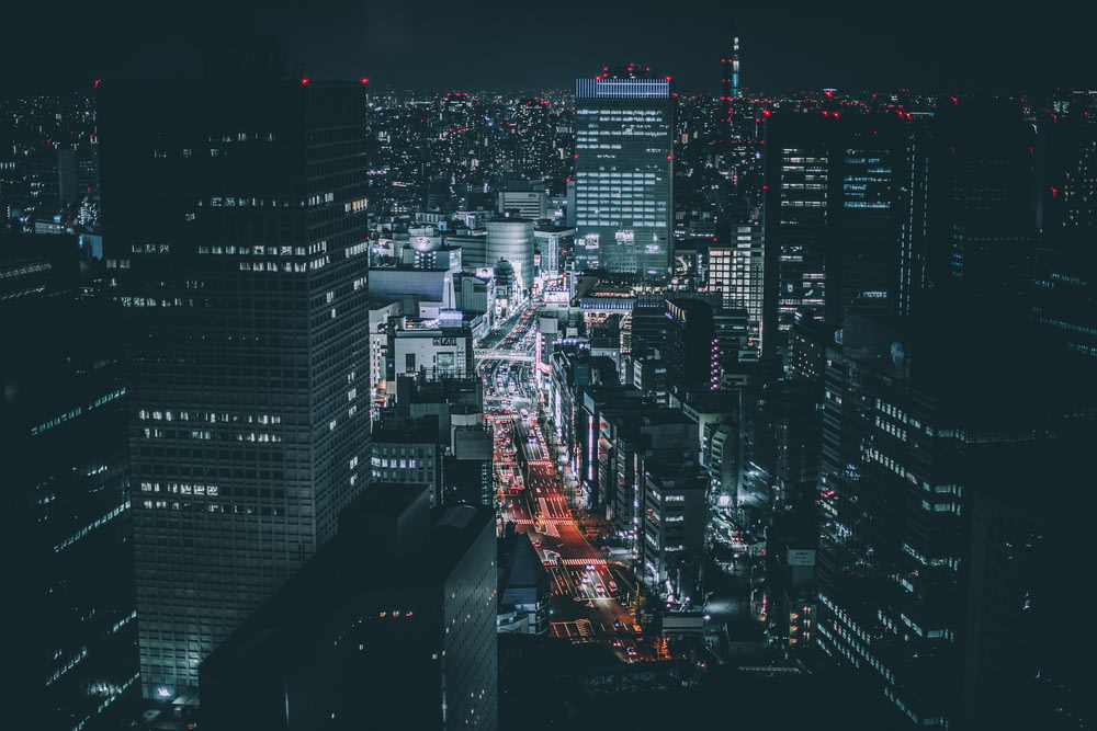 Fotografía aérea del horizonte de la ciudad durante la noche