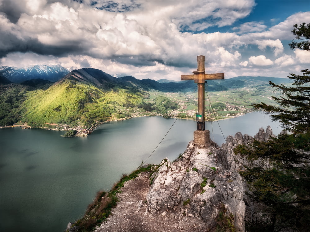 Cruz de madeira marrom no topo da montanha