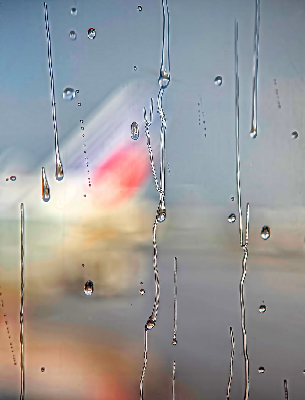 Mise au point de la photographie de gouttelettes d’eau sur une surface en verre