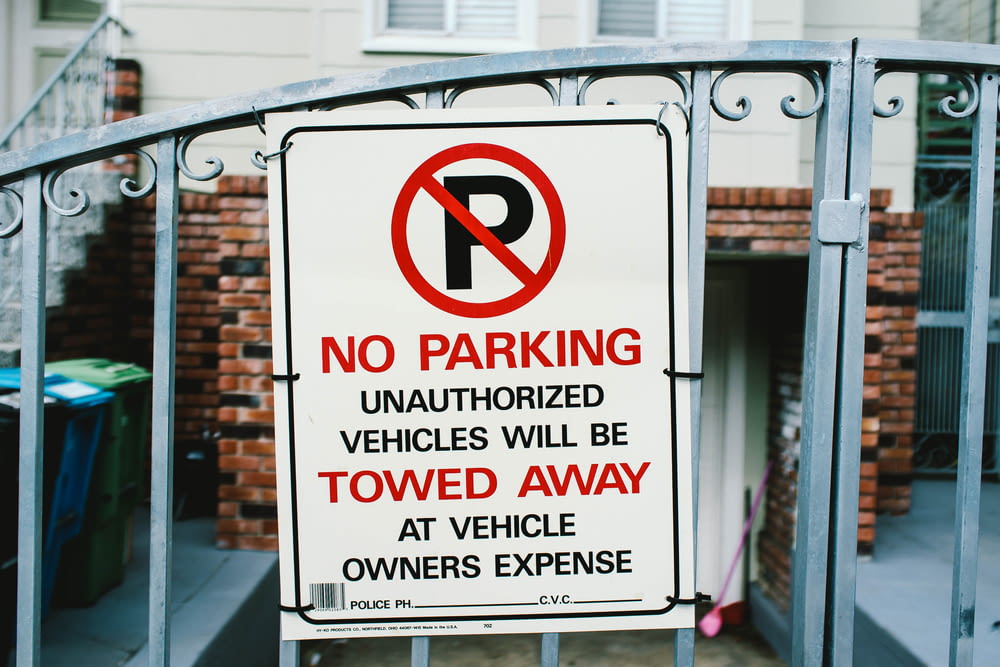 Signalisation d’interdiction de stationnement sur la porte